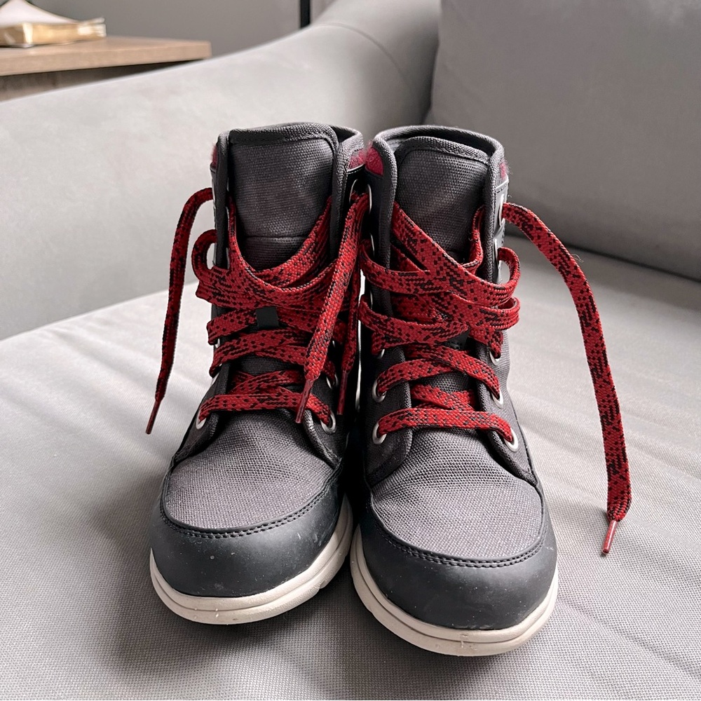 Sorel Black and Red Booties with Vibrant Laces.  Ladies Size 6.  Waterproof